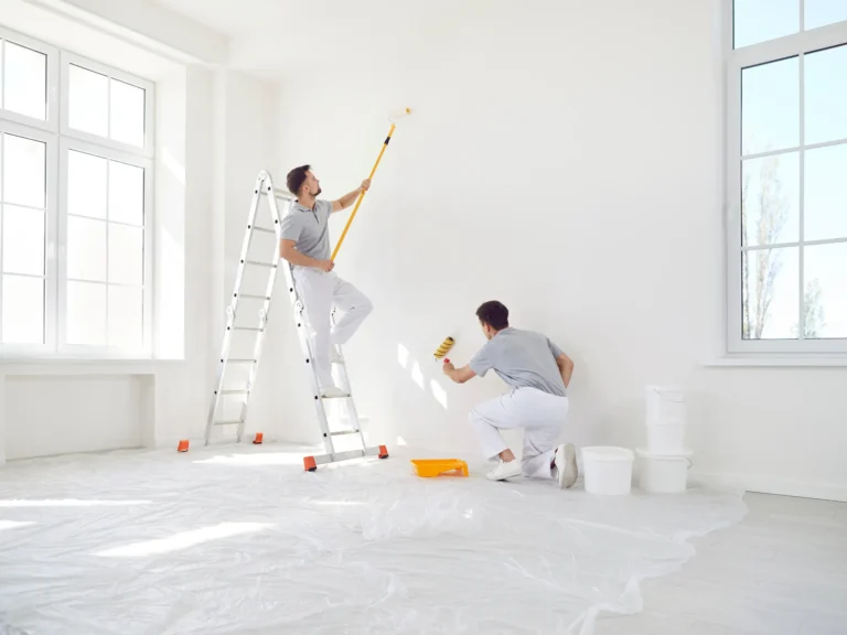 2 Maler die eine Wand streichen